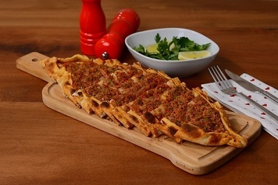 Etli (Kıymalı) Pide